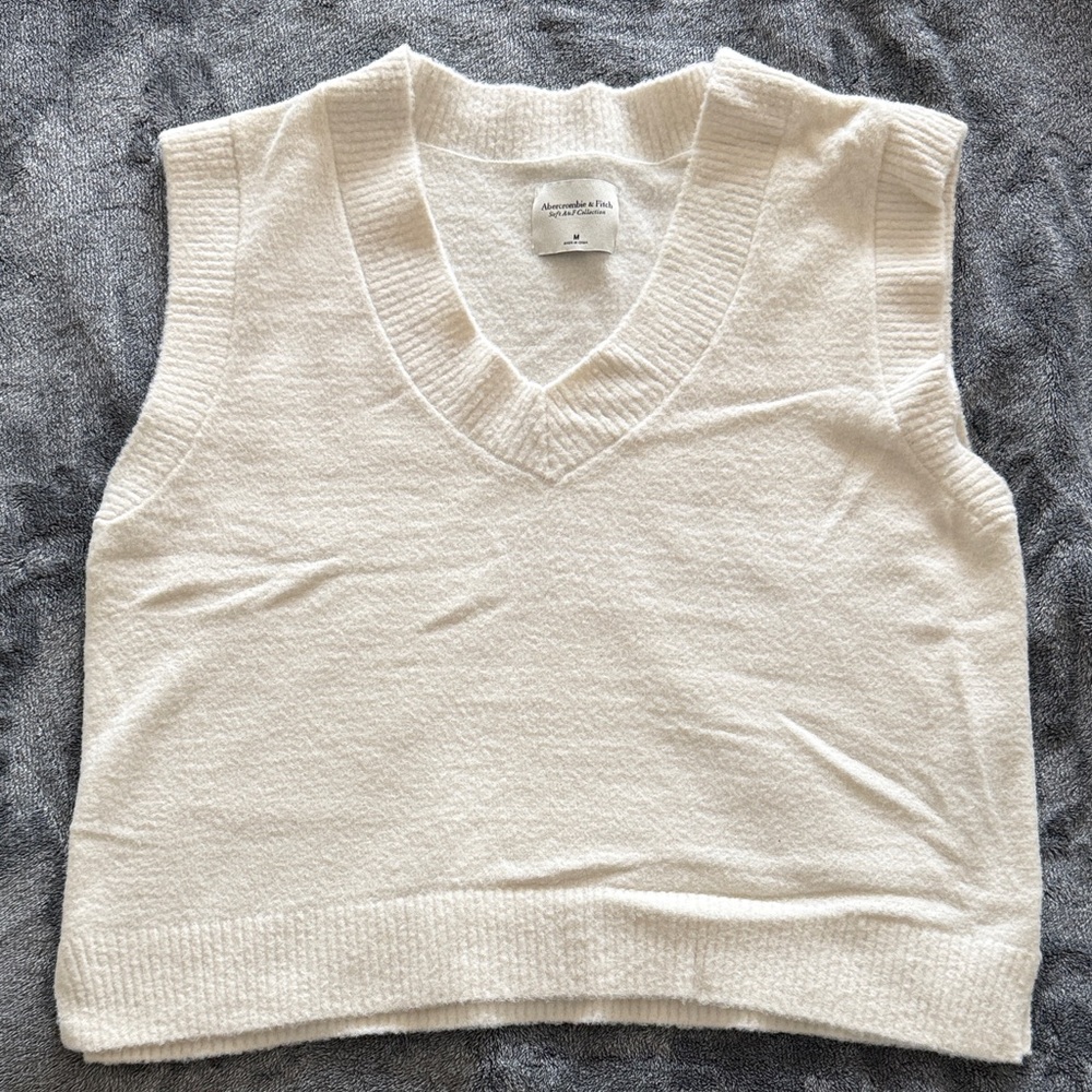 NWOT Abercrombie & Fitch V-Neck Sweater Vest - Classic White
